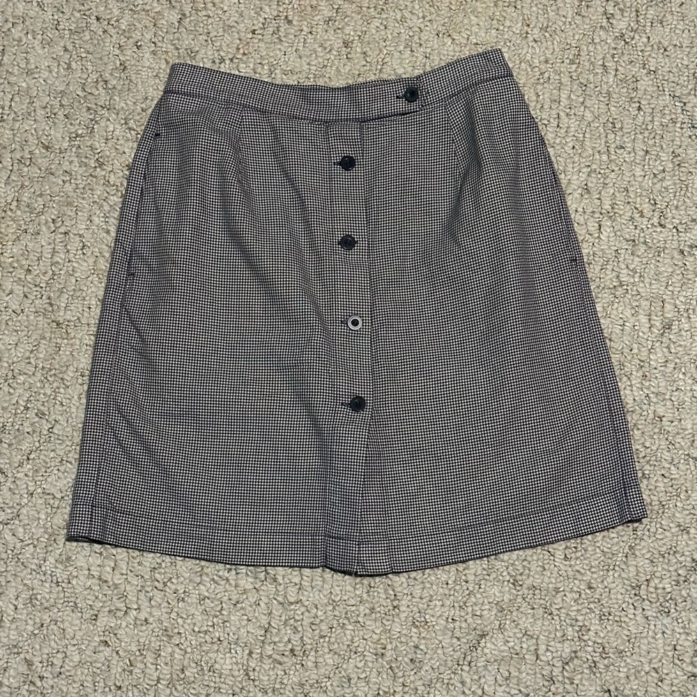 Liz Claiborne Navy and White Mini Skort with Front Buttons